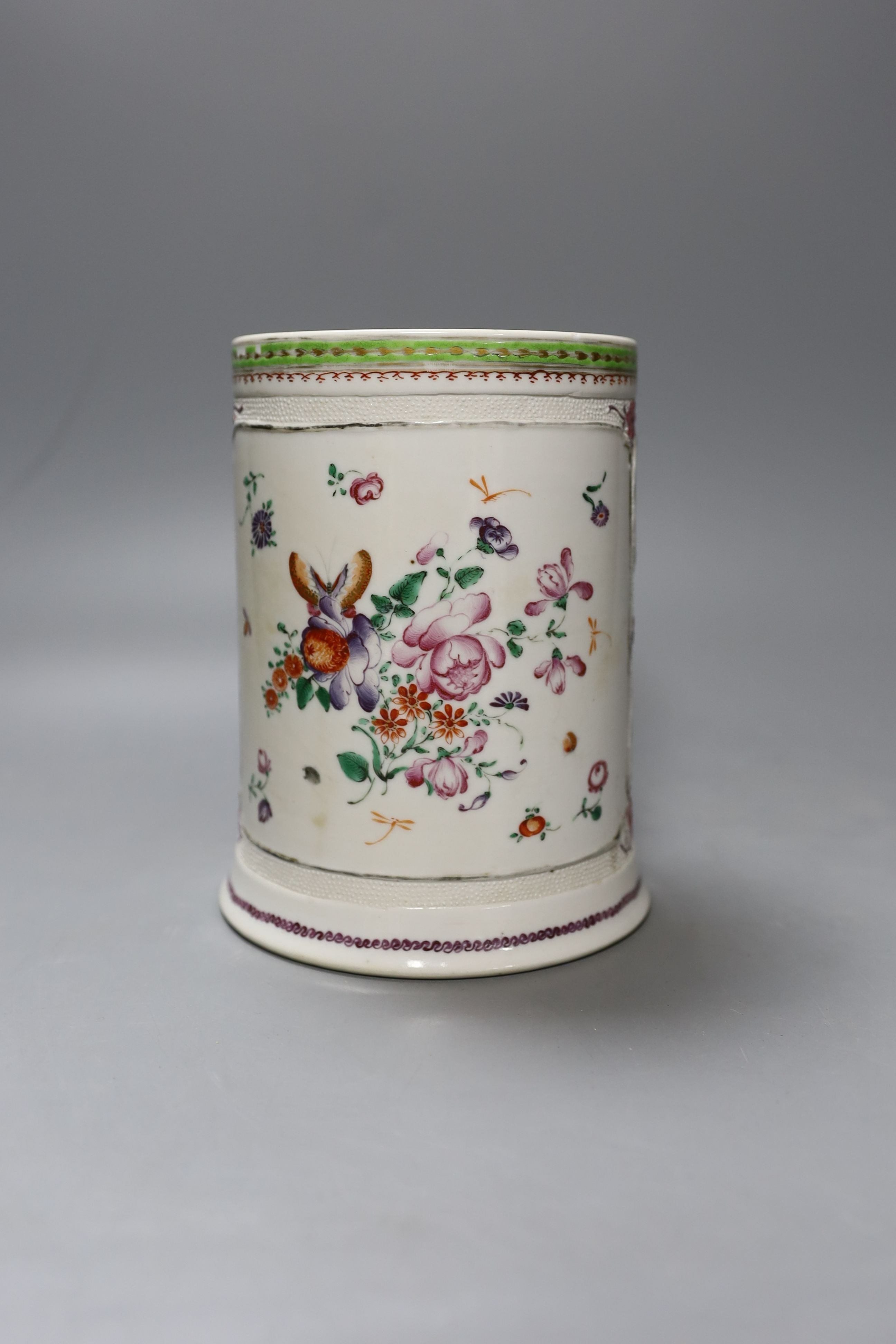 An 18th century Chinese export famille rose mug, 16cm